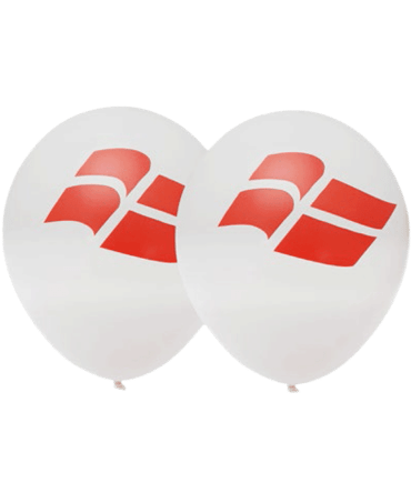 Hvide balloner med dannebrogs flag på